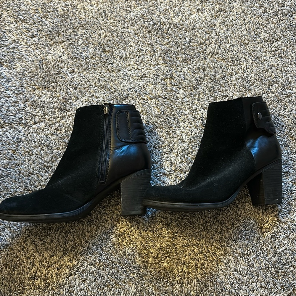 Clark’s size 8 black heeled ankle boot